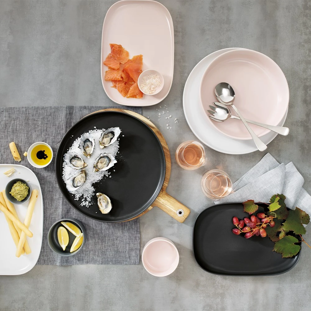 Alex Liddy Share Round Stoneware Serving Platter 32cm Black 5 Alex Liddy Share Round Stoneware Serving Platter 32cm Black - Image 3